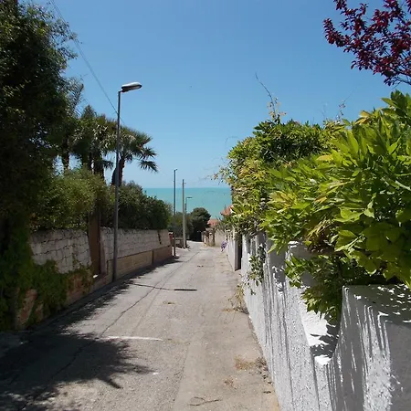 Holiday House Torre Di Manfria * Gela
